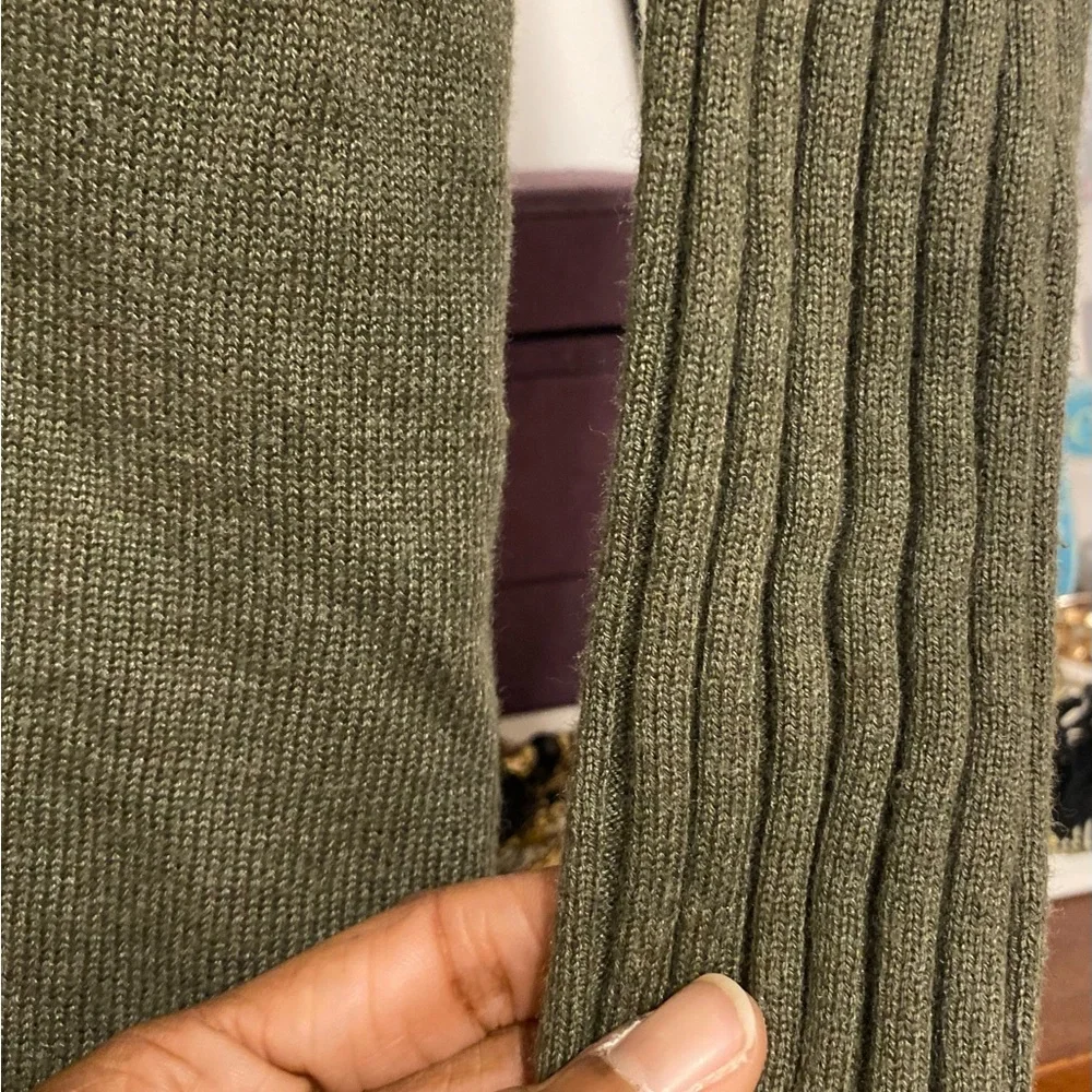 💰 Olive V-Neck Sweater💰